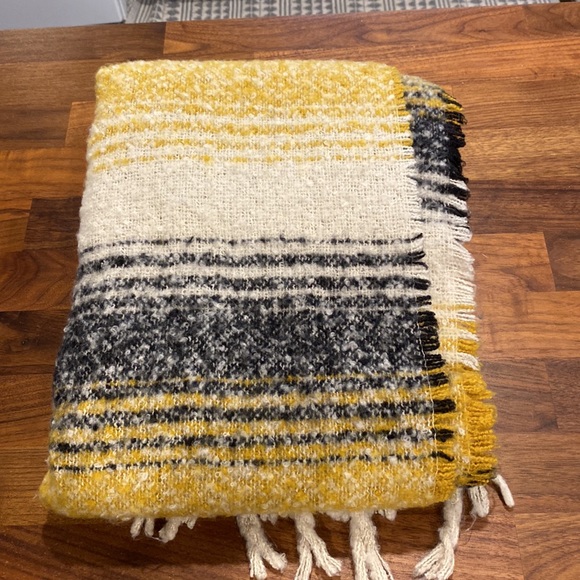 Ardene Scarf Never Worn - Picture 4 of 4